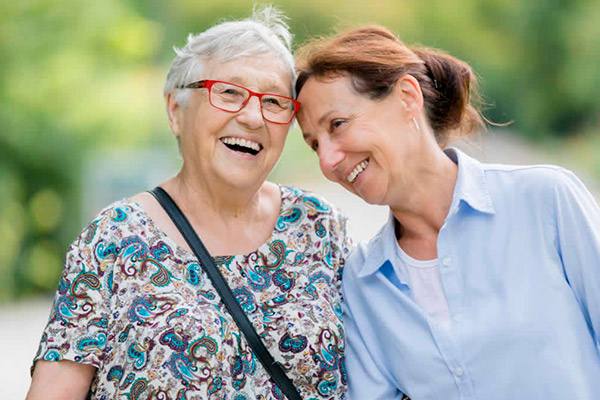 Situación que refleja la importancia de la paciencia y la claridad al repetir información a una persona con discapacidad auditiva.