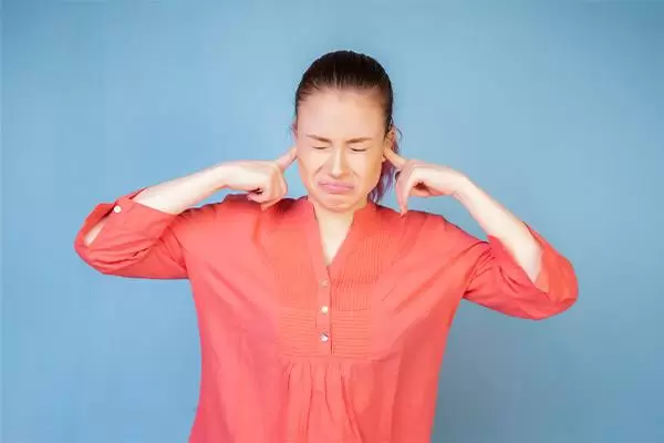 La hinchazón y dolor característicos de la otitis externa.