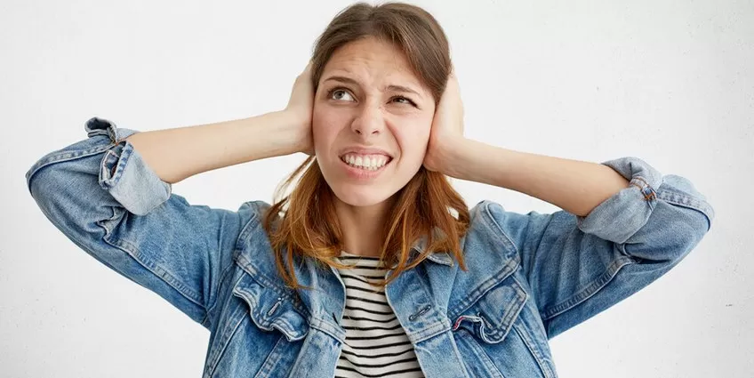 Persona con zumbido de oído por estrés